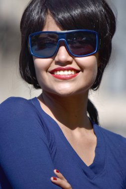 Gülümseyen genç farklı erkek