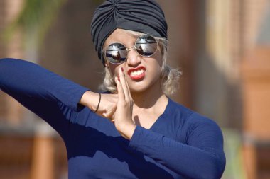 Kızgın oldukça Müslüman kadın İslam kadının