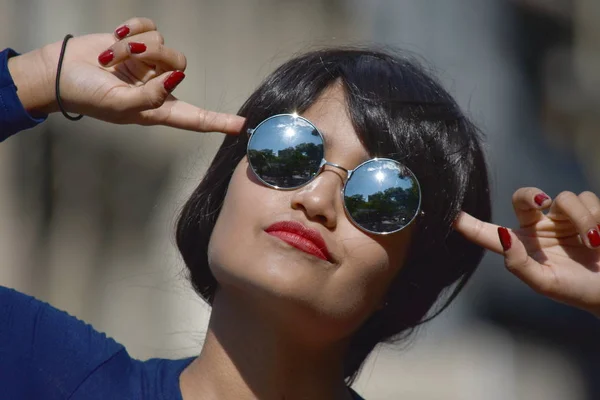Безумная женщина в солнечных очках — стоковое фото