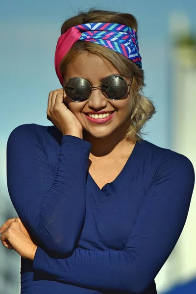 히스패닉 여성 선글라스를 쓰고 웃 고 — 스톡 사진