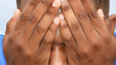 Utanç verici tıraşsız siyah kişi