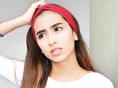 Sevimli küçük kız ve karışıklık