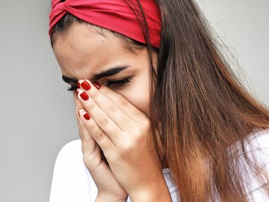 Gözü yaşlı genç Kolombiyalı kadın