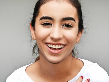 Gülümseyen genç kız