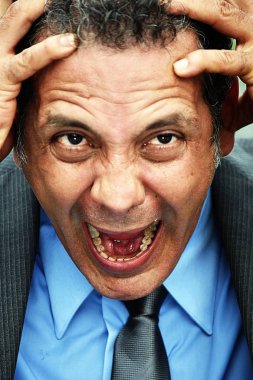 Takım elbise ve kravat giyen endişeli Latino kişi