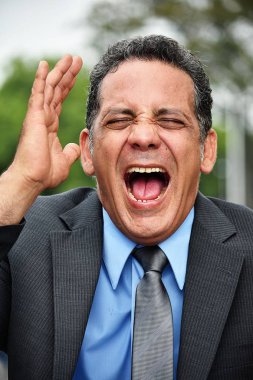 Azınlık iş adamı giyen takım elbise gülüyor