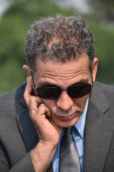 FBI-Agent luisteren dragen zonnebril — Stockfoto