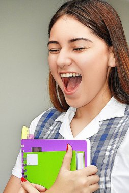 Çok memnun genç kız öğrenci