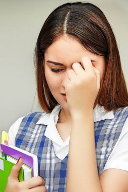 Ağlayan kız öğrenci