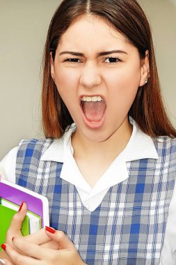 Kız öğrenci bağırarak hazırlayın