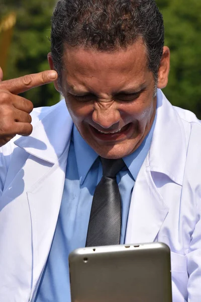 Médico hispano masculino estresado usando tableta —  Fotos de Stock