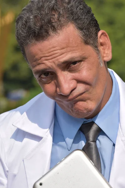Förvirrad colombiansk manliga läkare — Stockfoto