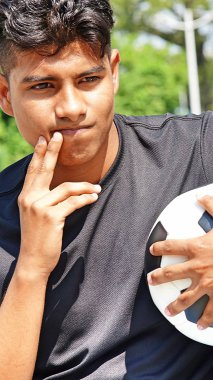 Erkek futbol oyuncusu ve karışıklık