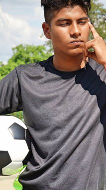 Genç erkek futbol oyuncusu karar verme