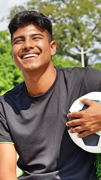 拉丁裔男子足球运动员笑 — 图库照片