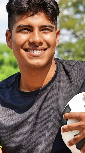 Giocatore di calcio maschile Latino sorridente — Foto Stock