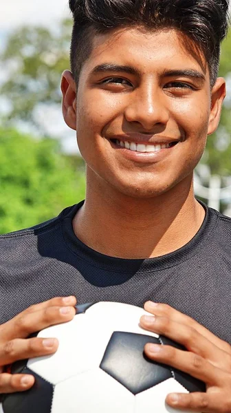 Sorridente giocatore di calcio maschile — Foto Stock