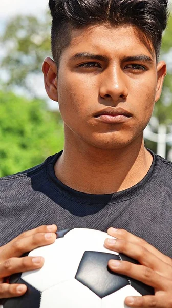 严肃的年轻男性足球运动员 — 图库照片