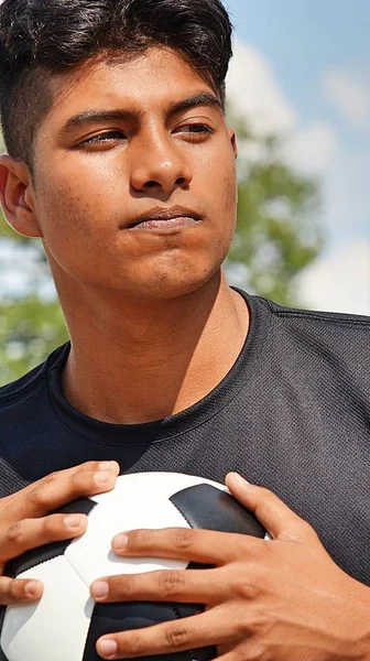 不感情用事的年轻男子足球运动员 — 图库照片