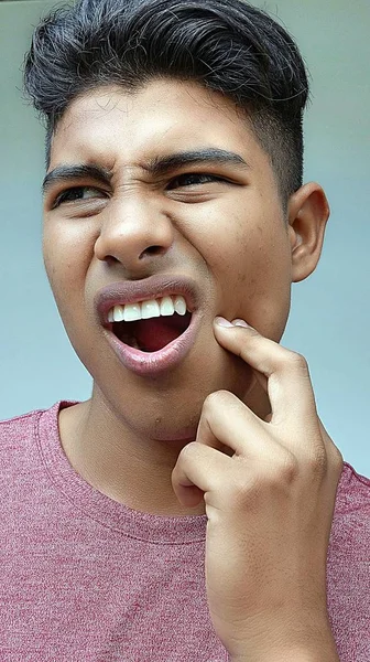 Мальчик с зубной болью — стоковое фото