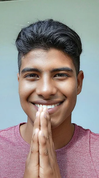 Jeune homme dans la prière — Photo