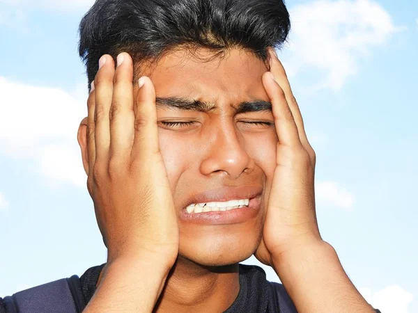Молодой колумбийский мужчина в состоянии стресса — стоковое фото