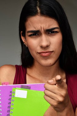 Kızgın genç Kolombiya kız öğrenci