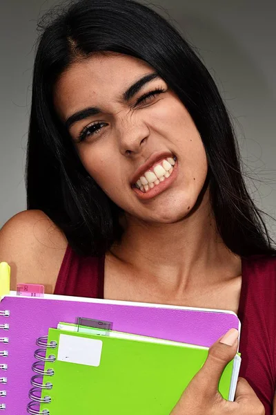 Carino ragazza studente making divertente faces — Foto Stock