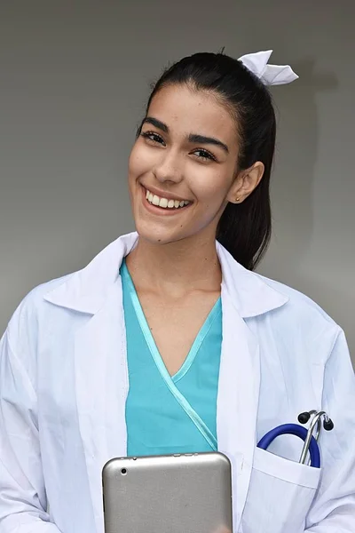 Šťastný mladý hispánské žena doktor s tabletem — Stock fotografie