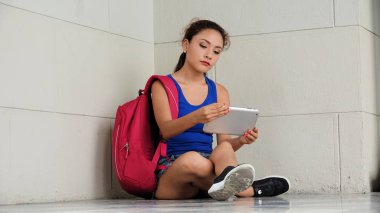 Güzel kadın okuma Tablet