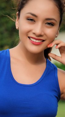 gülümseyen güzel kadın