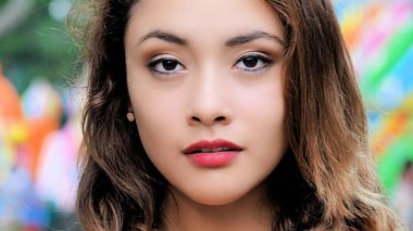 Güzel bir yüz ile genç farklı erkek