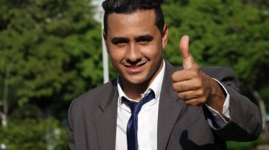 Latin iş adamı başparmak yukarıya ile