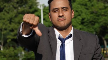 Başparmak aşağı ile İspanyol iş adamı