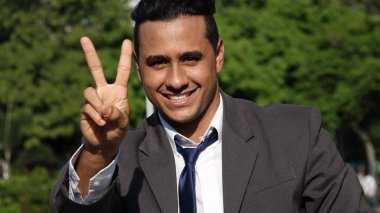 İş adamı ve barış işareti