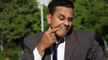 Diş ağrısı ile iş adamı