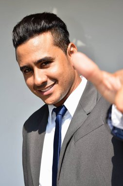 Başparmak yukarıya ile azınlık iş adamı