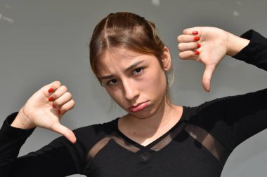 Güzel kadın, başparmak aşağı