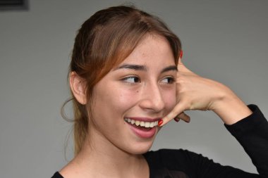 Cep telefonu kullanan genç kız ve mutlu