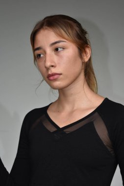 Duygusuz güzel kız