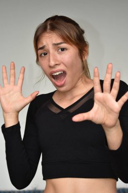 Farklı kız korkuyor