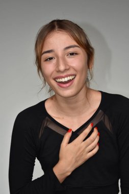 Kolombiyalı genç gülüyor