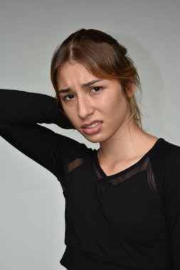 Genç kız ve ağrı