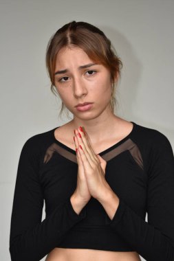 Kolombiyalı kadın dua