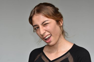 güzel kız göz kırpıyor