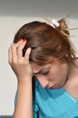 Genç erkek hemşire ve üzüntü