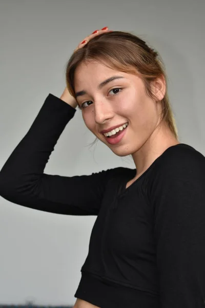 Glücklich latina Teenager weiblich — Stockfoto