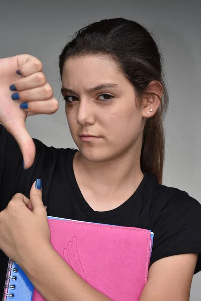 Chica estudiante con pulgares hacia abajo —  Fotos de Stock