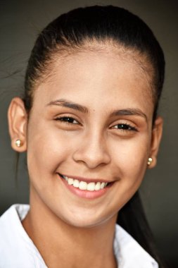 gülümseyen güzel kız