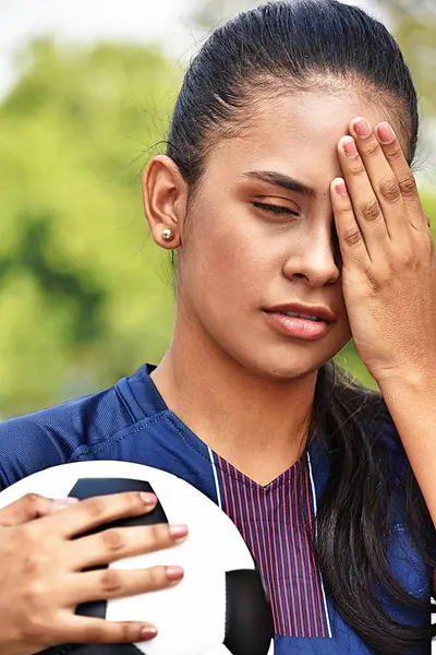 Estressado Jovem Adolescente Jogadora de Futebol — Fotografia de Stock